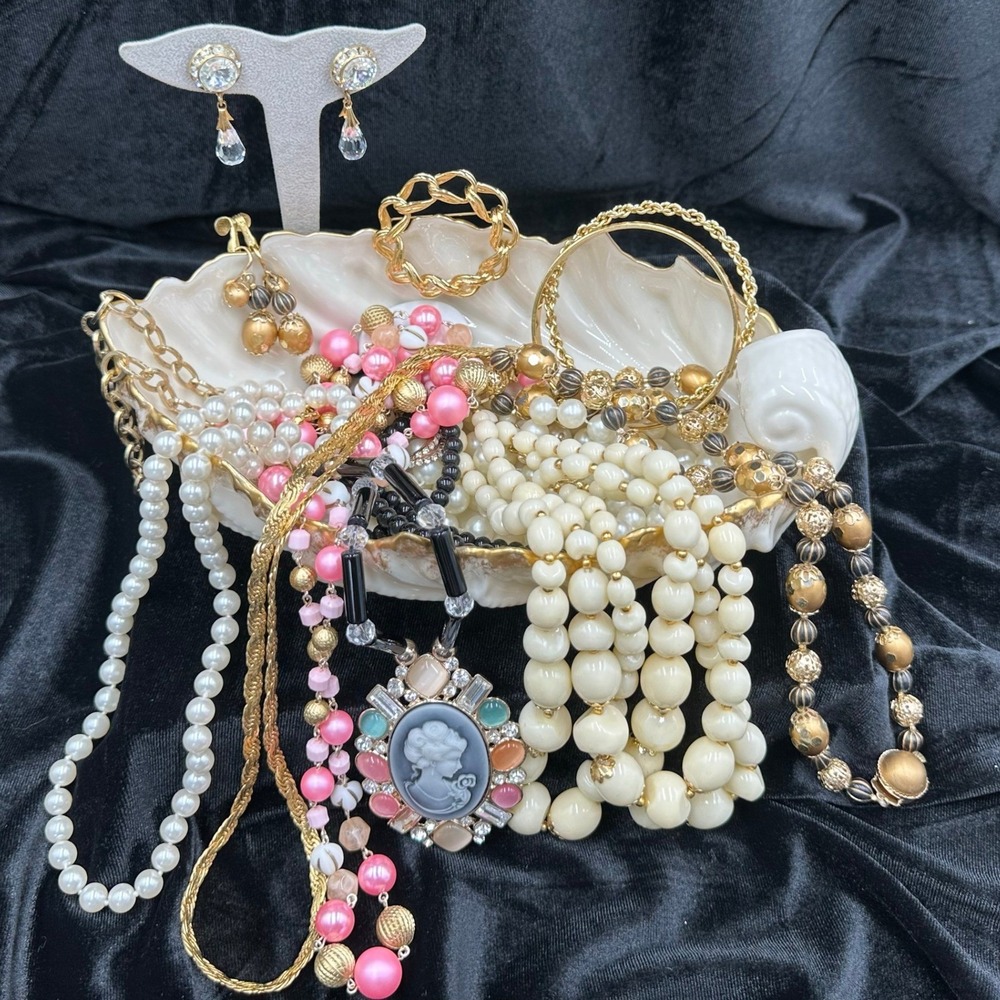 Jewelry Lot Vintage Lenox Shell Bowl Cameo Pearl Bead Gold Rhinestone Earrings - Picture 3 of 8
